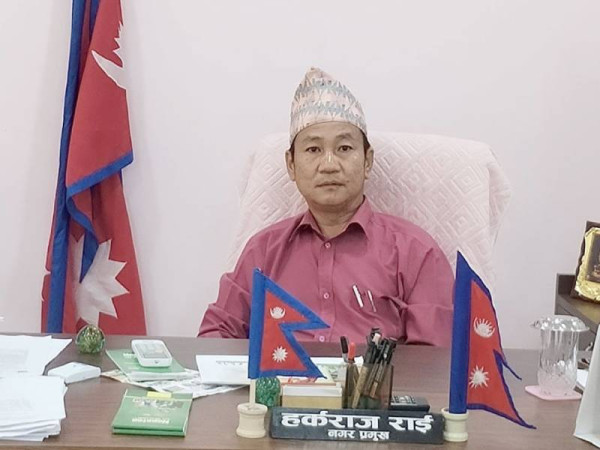 धरानका मेयरको गैरकानुनी काम, कार्यकक्षबाट प्रधानमन्त्री र राष्ट्रपतिको तस्बिर हटाए देखाए अराजकता